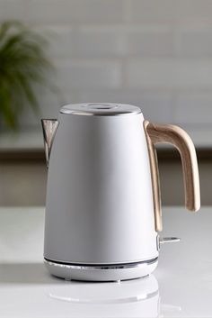 The Allure of the White Electric Kettle: A Timeless Kitchen Essential